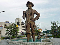 JR近江高島駅前のガリバー像