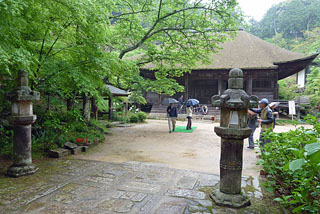 「長寿寺」の境内、正面が本堂