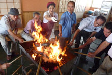 「かつお船」でかつおを焼く皆さん