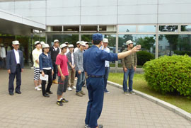 工場見学に向かう皆さん