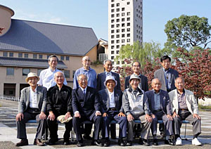 31Mクラス会に参加の皆さんと大学教授及び学友会代表者